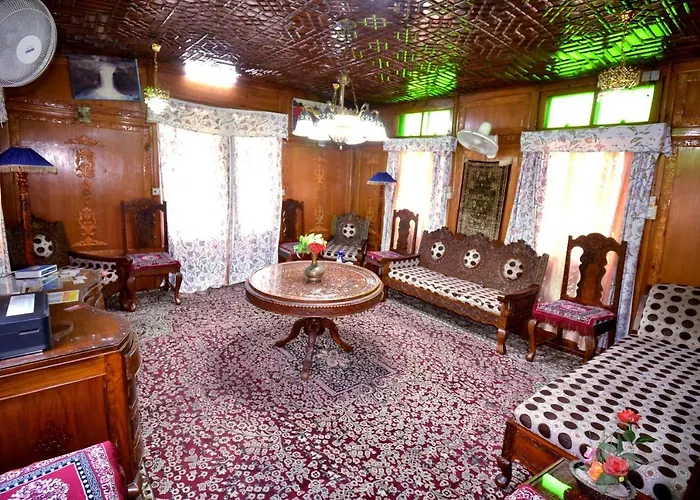 Heritage Shreen Houseboat