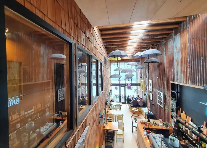 Hotel & Cafe Bauda