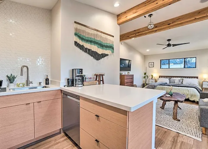 Cozy Flagstaff Studio W/ Patio - Near Dtwn!