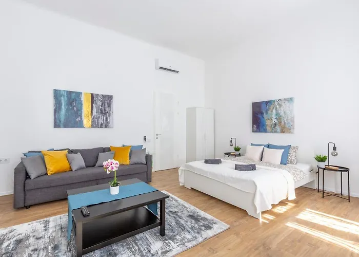Exclusive Central Home with Sauna next to the New York Café