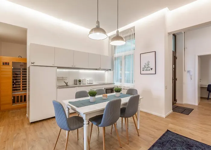 Exclusive Central Home with Sauna next to the New York Café