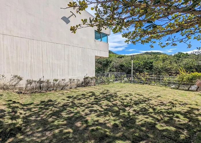 Howard Kenting Wonder House