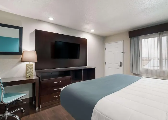 Spanish Trails Inn - Laredo Hotel