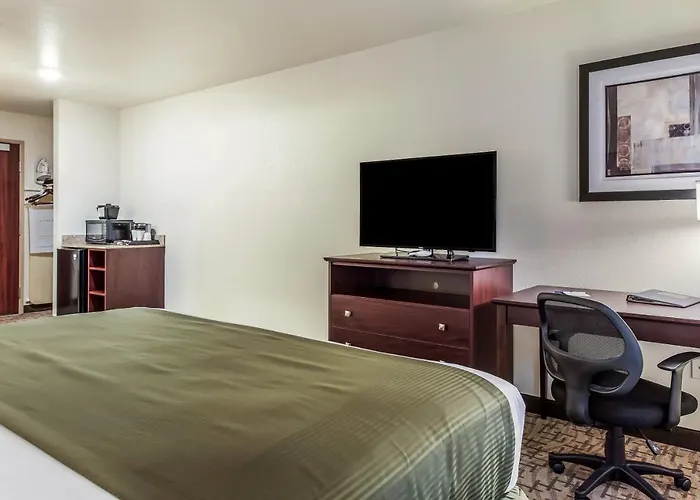 Cobblestone Hotel & Suites - Hutchinson