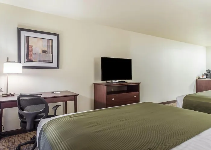 Cobblestone Hotel & Suites - Hutchinson