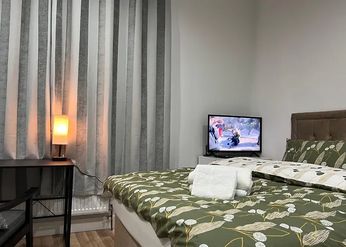 Mia Residence - Entire Studio Apartment - City View - London - Next To Ealing Broadway Station