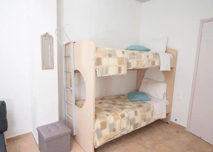 Tsaner Apartment And Rooms
