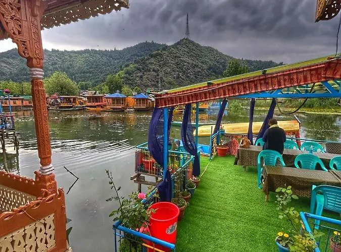 Heritage Shreen Houseboat