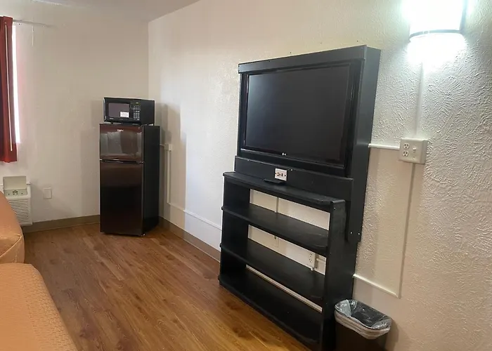 Regal 8 Inn & Suites