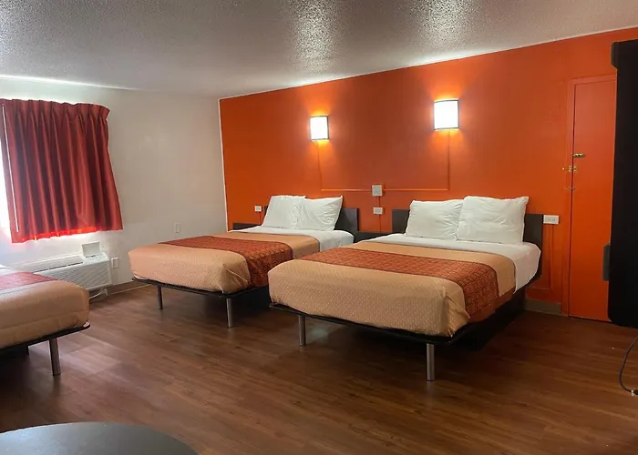 Regal 8 Inn & Suites