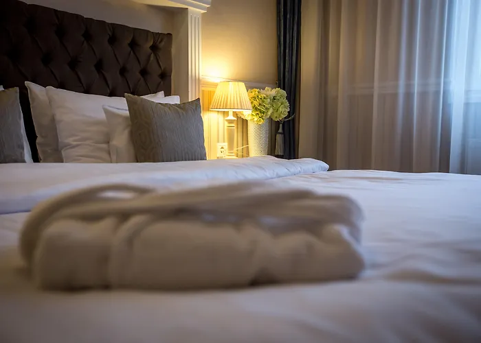 Queen'S Court Hotel & Residence