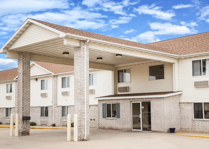 Days Inn By Wyndham Evansdale Waterloo