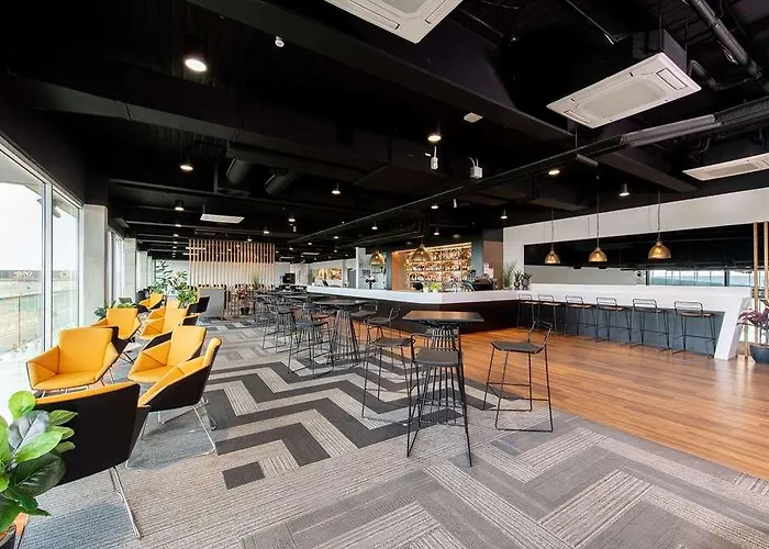 Rydges Pit Lane Hotel
