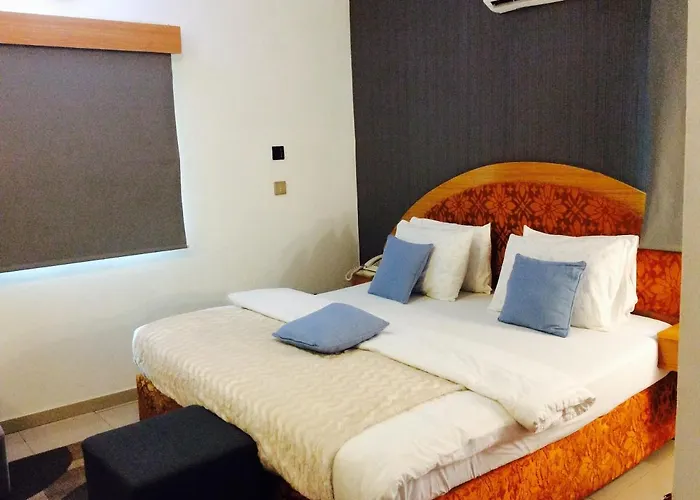 Ne-Yo Hotel & Rv Lodges