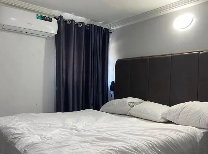 Oak Suites & Bar
