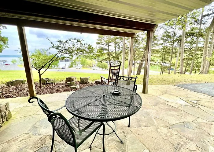 Mountain Harbor Queen Guest Room On Lake Ouachita