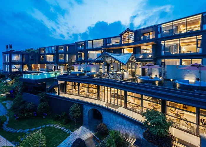 Tengchong Jingge Banshan Hot Spring Hotel