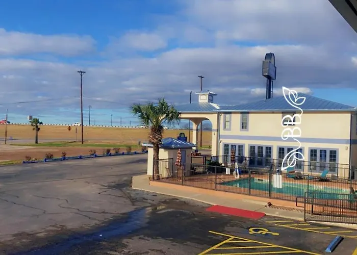Days Inn & Suites By Wyndham Braunig Lake