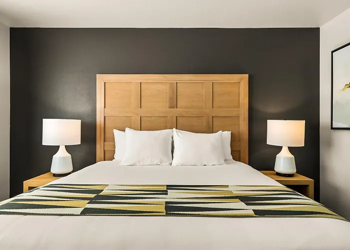 Oxford Suites Redding