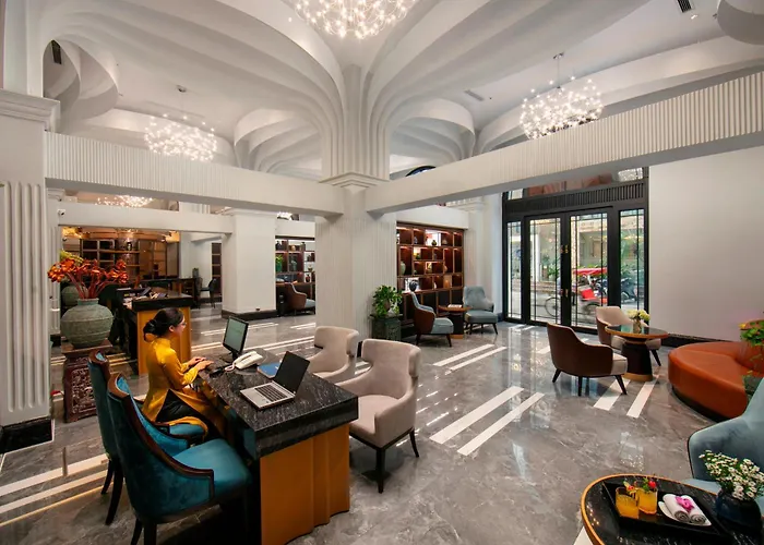 May De Ville Lakeside Hotel