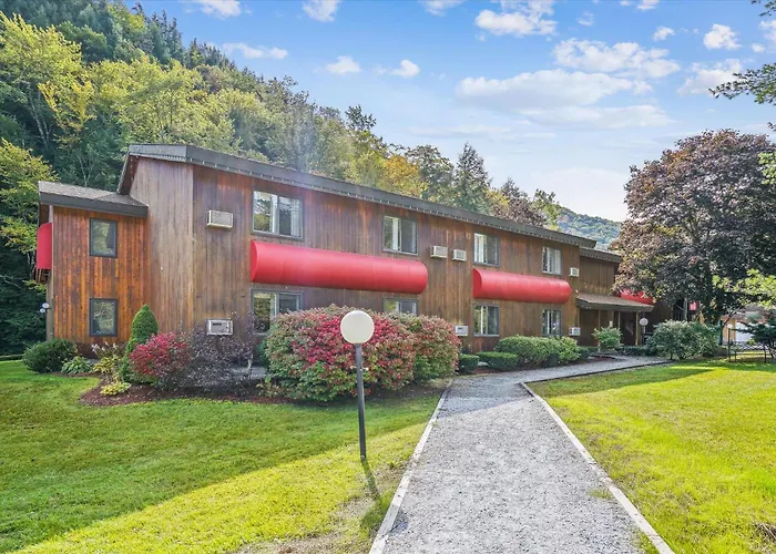 210 Cedarbrook Queen Studio