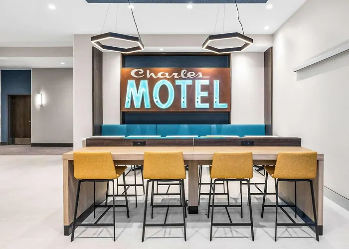 La Quinta Inn & Suites By Wyndham San Jose Airport-Downtown