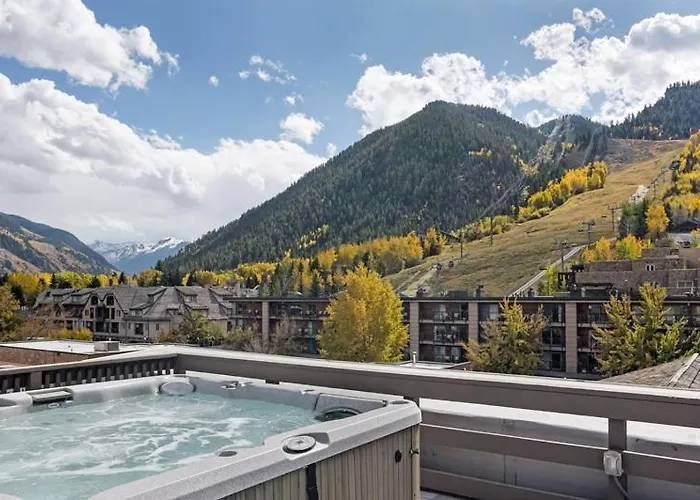 Independence Square 308, Top Floor Hotel Room With Ideal Downtown Location