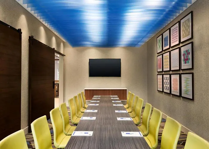 Holiday Inn Express & Suites