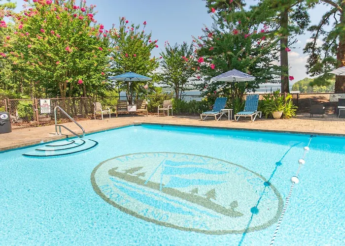 Lakeside Queen Cabana: Poolside Retreat with Full Kitchen