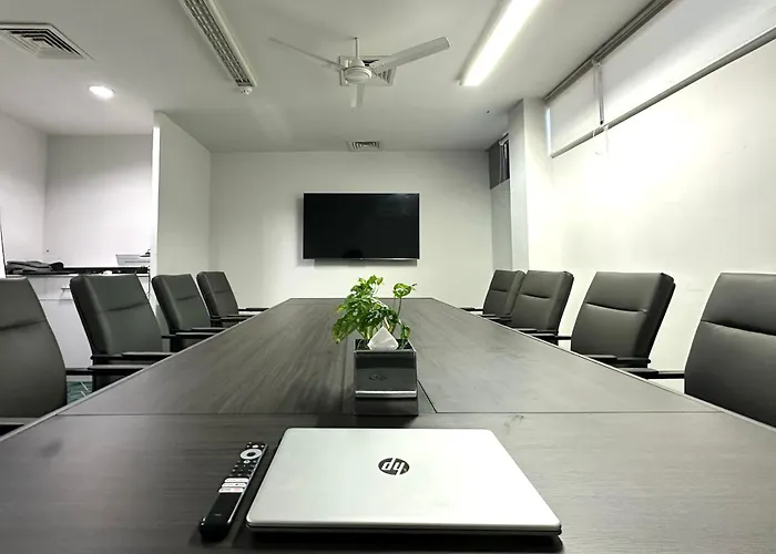 Manhattan Business Hotel, Male
