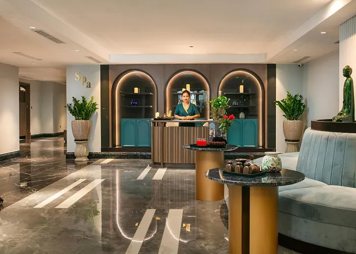 May De Ville Lakeside Hotel