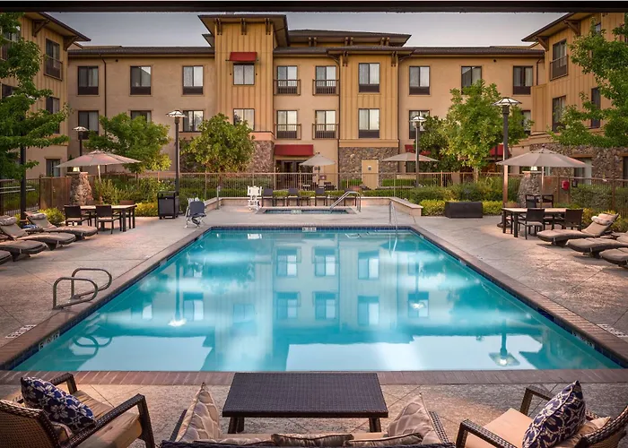 Hampton Inn & Suites Windsor-Sonoma Wine Country