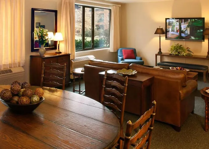 Williamsburg Woodlands Hotel & Suites, An Official Colonial Williamsburg Hotel
