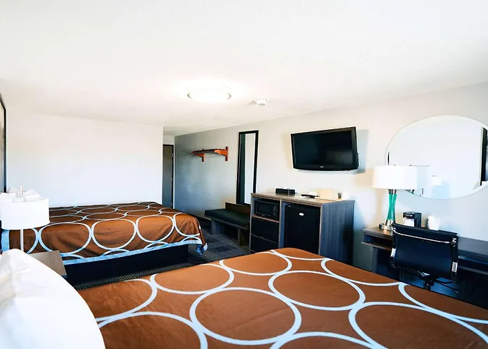 Super 8 By Wyndham Pueblo