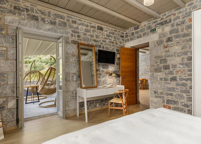 Trapela Limeni Luxury Suites
