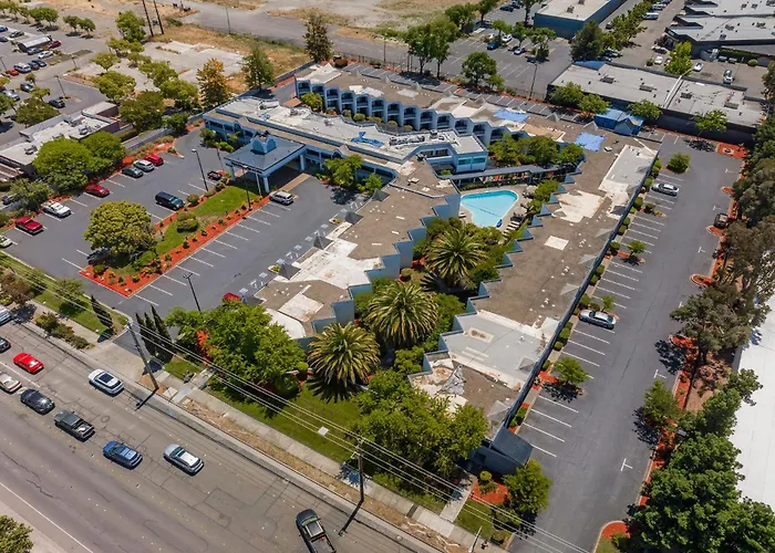 Best Western Plus Wine Country Inn & Suites