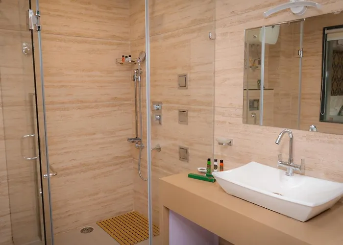 Staynest Retreat & Spa Gangtok !! Prime Location !! Mountain View Rooms !! Swimming Pool !! Gym !! Bar