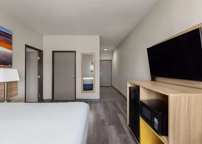Days Inn & Suites By Wyndham Tucson/Marana