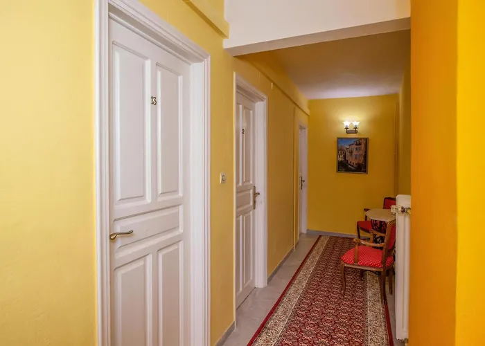 Byron Traditional Hotel