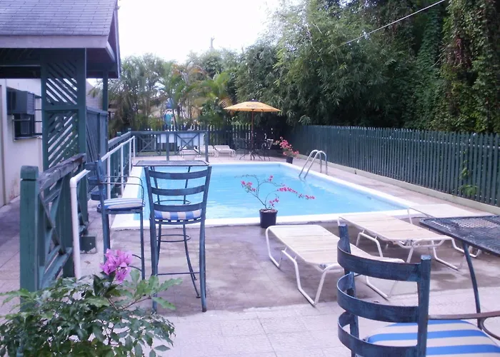 Pineapple Court Hotel