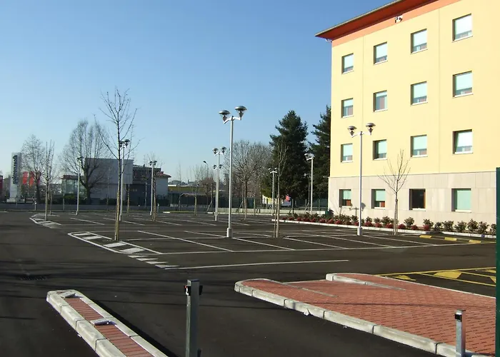 Ibis Como