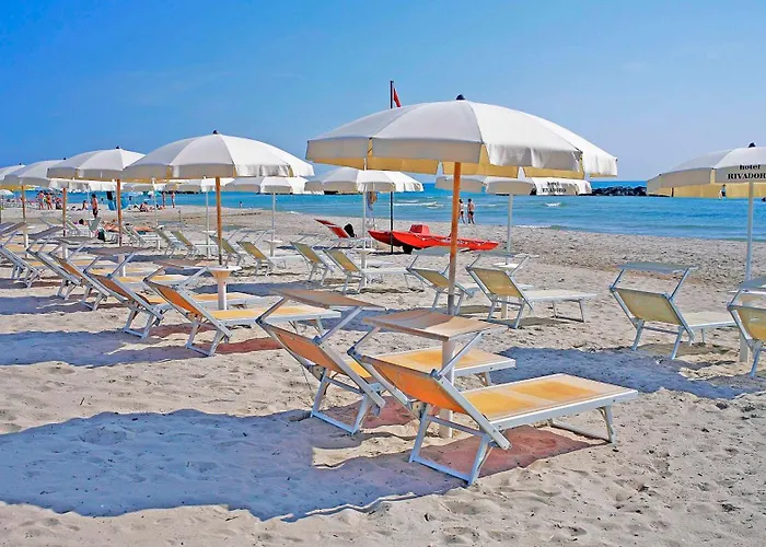 Hotel Rivadoro-Spiaggia ombrellone e lettini-Piscina-Parcheggio