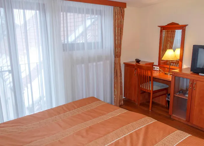 Pannon Hotel Maganparkoloval, With Private Parking Lot, Bejelentkezes 20 Oraig,Check-In Until 20 O'Clock