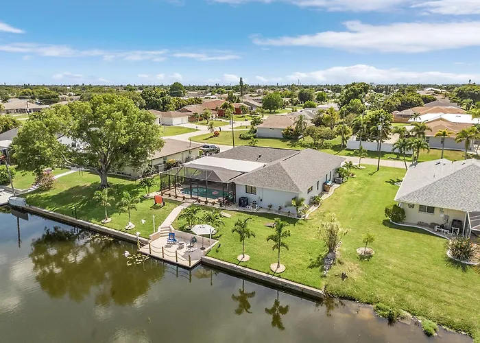 Cozy Retreat, Heated Pool, Water Canal, Bikes,3 Bedroom