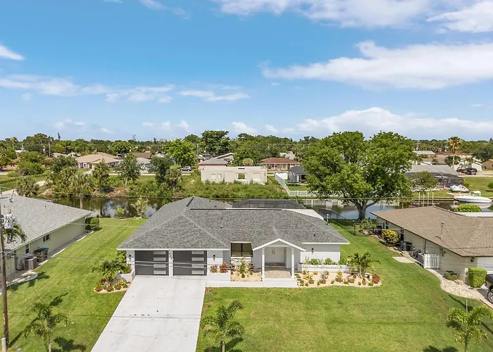 Cozy Retreat, Heated Pool, Water Canal, Bikes,3 Bedroom