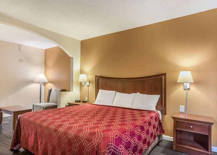Econo Lodge Inn & Suites Marietta Near Dobbins Arb