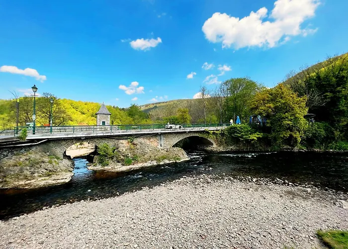 Au Sommet De La Cascade