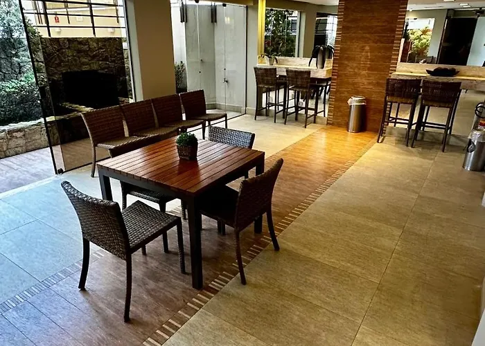 Flat Cosmopolitan Praia no Gonzaga com Varanda - Estacionamento Incluso