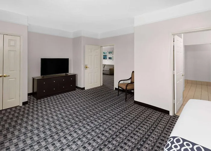 La Quinta By Wyndham Deer Park