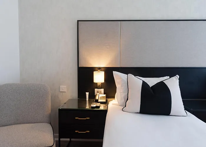 Cresta Churchill Hotel